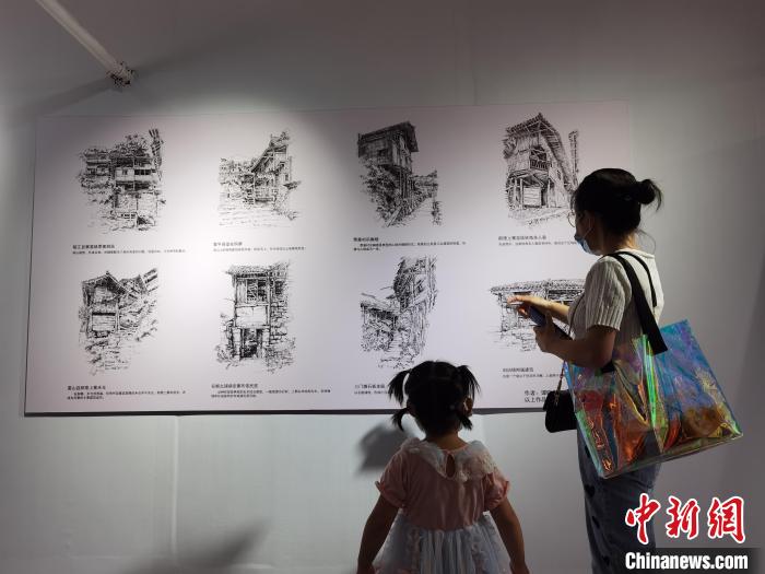 图为民众参观《考·工·记——贵州乡土建筑遗产保护创生展》。　周燕玲 摄