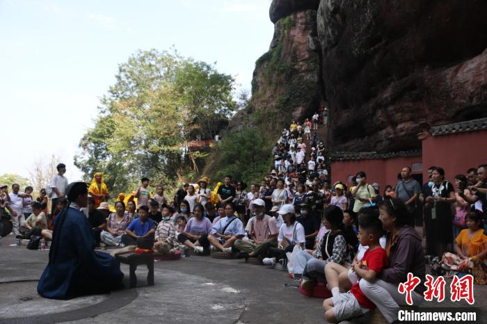 络绎不绝的游客参加齐云山“复古”情景活动 刘浩 摄