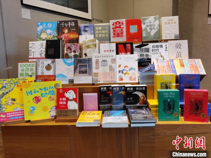 2021年度诚品书店销量靠前的新书。　钟升 摄