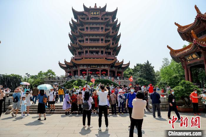 资料图： 图为武汉黄鹤楼景区迎来众多游客 张畅 摄
