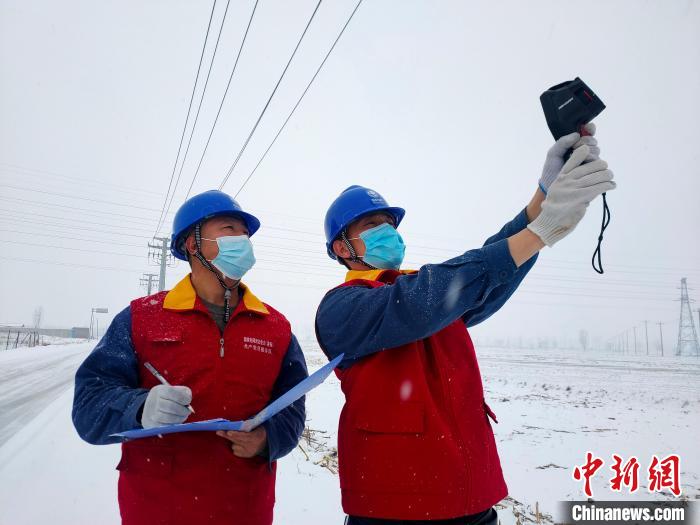 应对降雪天气国网河北电力加强巡视确保电力供应