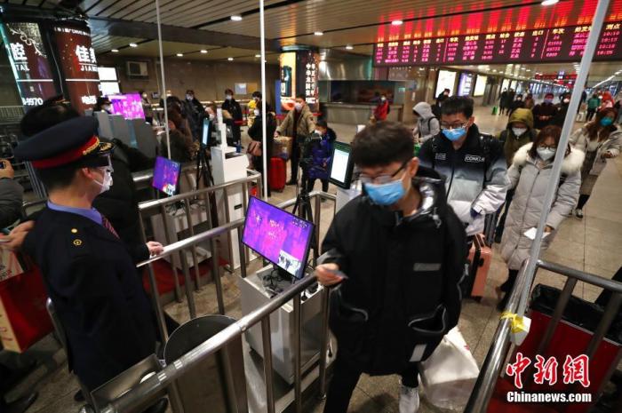 2月2日，旅客在北京西站出站口通过红外测温仪。近日，为进一步做好新型冠状病毒感染的肺炎疫情防控工作，北京西站对进、出站旅客测温，并加强站内消毒。<a target=<i></i>'_blank<i></i>' href=<i></i>'/<i></i>'>中新社</a>记者 富田 摄