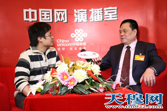 全国人大代表、天穆村党总支书记穆祥友做客中国网两会演播室。