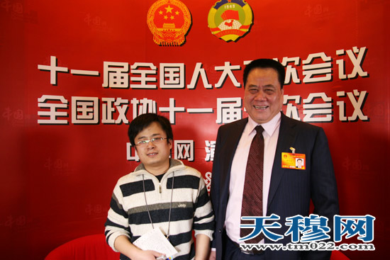 全国人大代表、天穆村党总支书记穆祥友做客中国网两会演播室。