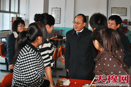 北辰区教育局党委书记、局长李士亮嘱咐同学们开开心心过年