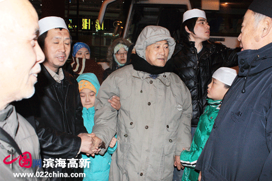 王学荣哈吉朝觐归来在机场与他的家人团聚