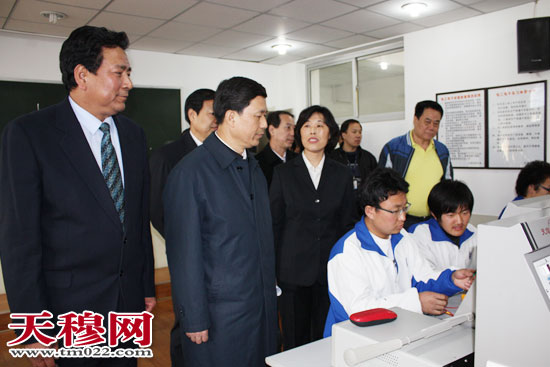 天津市委常委、市委教育工委书记苟利军一行正在参观学生实训室