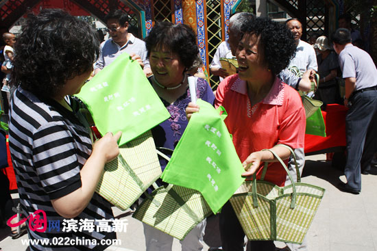 天穆村民收到环保购物袋，交流环保理念。