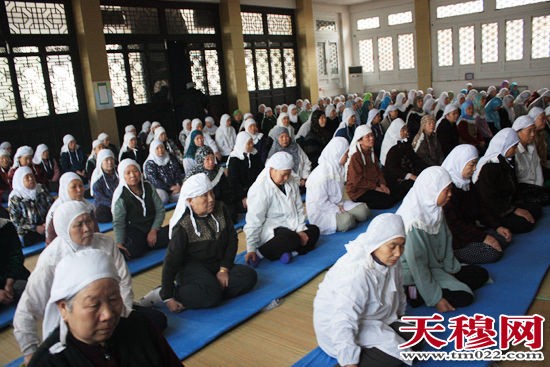 穆斯林妇女在清真女寺里做礼拜