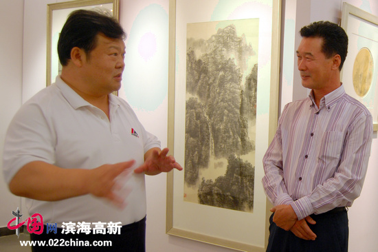 天津市政法委书记散襄军观看陈之海国画作品