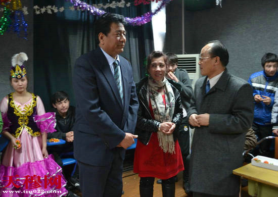 北辰区局领导与在天穆学习的新疆师生一起过年
