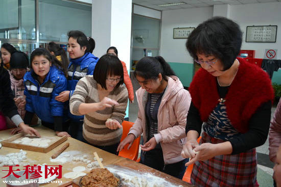 包饺子过大年：内地新疆中职班学生在津过春节