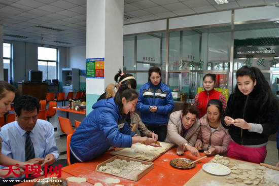 包饺子过大年：内地新疆中职班学生在津过春节