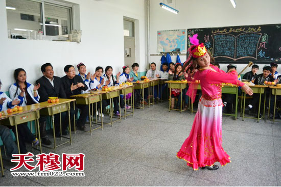天津民族中专少数民族师生欢度“诺鲁孜节”