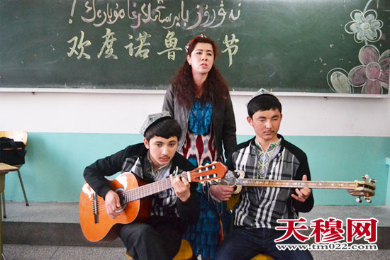 天津民族中专少数民族师生欢度“诺鲁孜节”