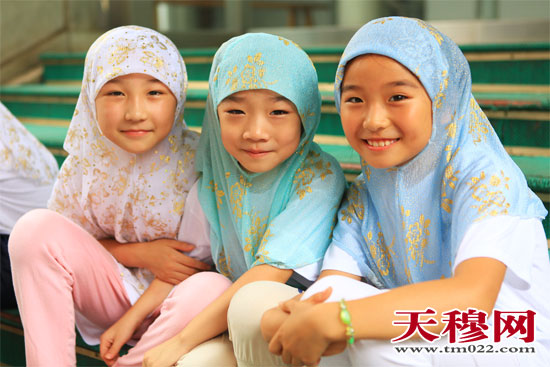 眼下正值暑假，放了假的孩子们去了哪里？近日，在天津市北辰区天穆村，村民与放假的孩子掀起了学习阿拉伯语热潮。