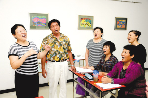 刘长生、冯光琴夫妇(左)在社区合唱团唱歌