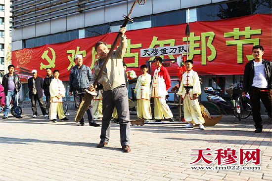 天津沧州回族协会武术队及西北角大刀会前来献技。