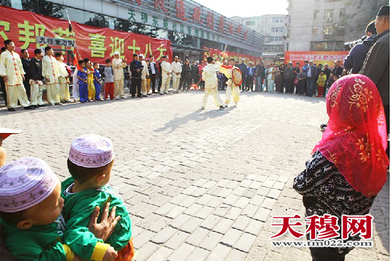 天津沧州回族协会武术队及西北角大刀会前来献技。