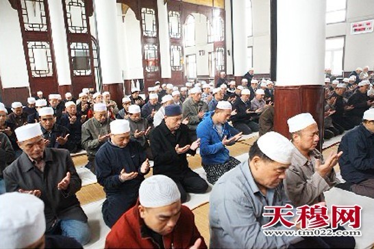 穆斯林在清真寺里做礼拜。