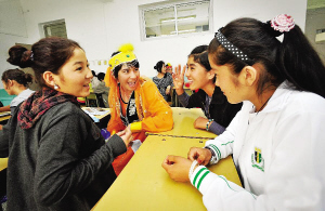 天津民族中专新疆班的学生在交流学习心得。游思行摄 