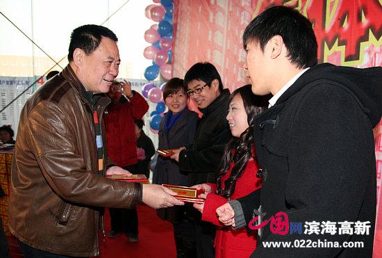 2010年1月1日，天穆村举办天穆东苑乔迁之喜集体婚庆典礼。穆祥友致辞，向新人祝贺。 