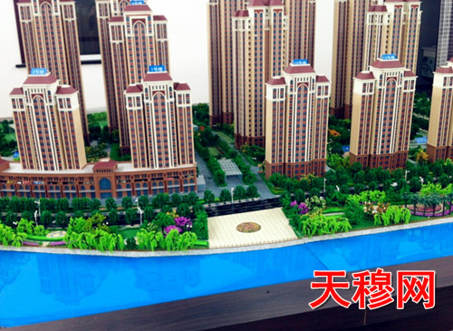 图为天穆村城中村改造工程二期安置房楼盘模型