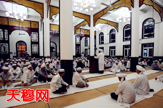 为了增强群众民族团结意识与民族宗教政策法规，阿訇在清真寺里对群众详解对教义的理解。