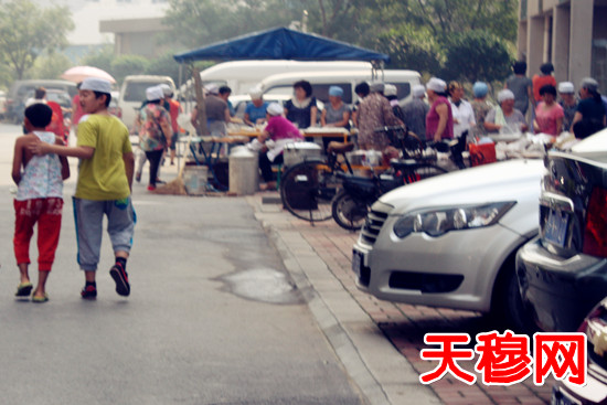 回民小区“天穆东苑”内的志愿者阿姨为节日准备清真美食忙得不亦乐乎。