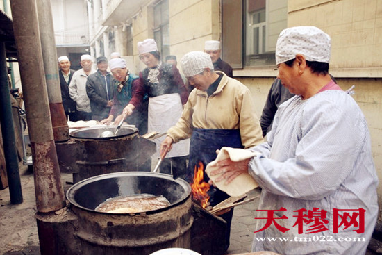 天穆村志愿者炸油香庆祝奠基仪式。