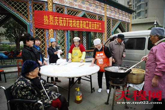 天穆村志愿者炸油香庆祝奠基仪式