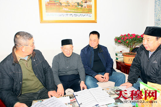 天穆村党委班子与居民亲切交流。