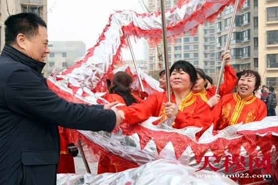 天穆村党委书记穆祥友也来凑热闹，与居民欢聚一堂。
