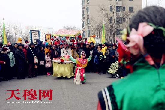 天穆村党委书记穆祥友也来凑热闹，与居民欢聚一堂。