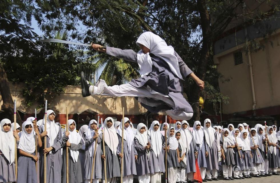 印度女学生表演武术庆祝三八妇女节