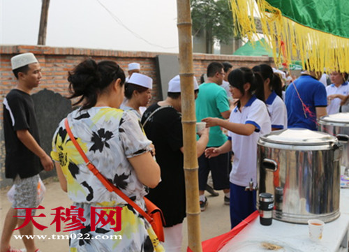 天津民族中专学生为穆斯林提供茶水服务。
