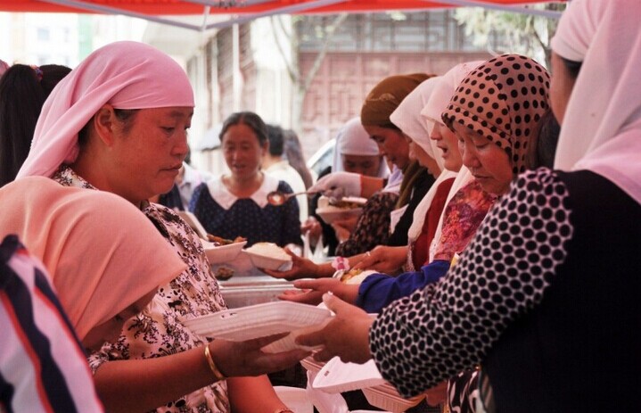 2014年8月8日，云南省鲁甸县城居民自发组织起来，捐款购买食材，在城里人工湖边上设立起清真就餐点。截至8月7日，已经免费给当地灾民、志愿者、社会赈灾人士5000余人提供早晚餐。