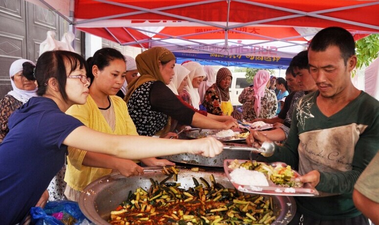 2014年8月8日，云南省鲁甸县城居民自发组织起来，捐款购买食材，在城里人工湖边上设立起清真就餐点。截至8月7日，已经免费给当地灾民、志愿者、社会赈灾人士5000余人提供早晚餐。