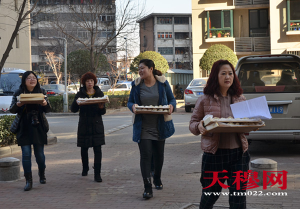    志愿者正忙着包饺子。