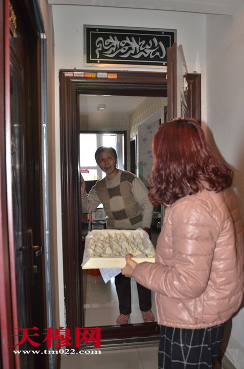 志愿者包好饺子赶着送去空巢老人、孤老户、残疾人家中。