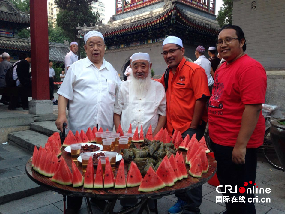 6月19日,中马记者团在北京牛街清真寺采访开斋仪式