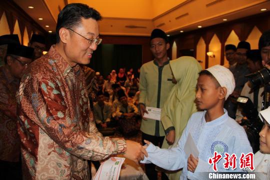 中国驻印尼大使谢锋6日率领使馆部分馆员出席印尼伊斯兰教士联合会在雅加达举办的斋月共同开斋活动，并代表大使馆向伊斯兰教士联合会捐赠一亿印尼盾。　顾时宏　摄