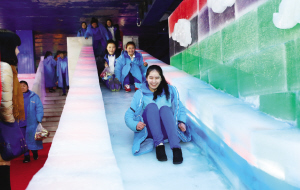 昨日，天津民族中专组织130余名在该校就读的新疆中职班学生开展“感知第二故乡”假期活动，学生们来到天津热带植物园等地方感受津城魅力。
