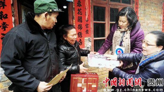中国红十字会来黔慰问山区少数民族群众。摄影匡传益.