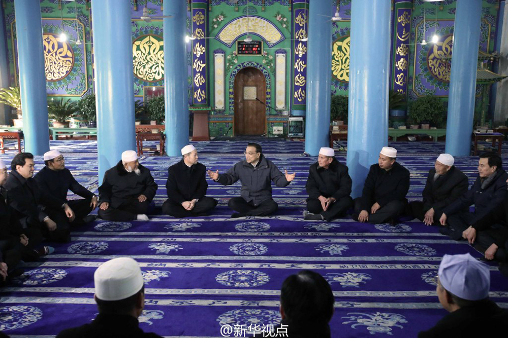 　图：李克强（中）2日来到银川永宁县纳家户清真寺与民族宗教人士恳谈\网络图片