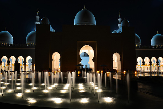 谢赫扎耶德大清真寺（Sheikh Zayed Mosque）是位于阿联酋首都阿布达比的一座清真寺，2007年正式开放，清真寺有82个圆顶、四座高107米的宣礼塔。可容纳四万人聚礼，其中大厅可容纳七千人，两个小厅（其中一座是女寺）可容纳一千五百人。