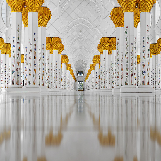 谢赫扎耶德大清真寺（Sheikh Zayed Mosque）是位于阿联酋首都阿布达比的一座清真寺，2007年正式开放，清真寺有82个圆顶、四座高107米的宣礼塔。可容纳四万人聚礼，其中大厅可容纳七千人，两个小厅（其中一座是女寺）可容纳一千五百人。
