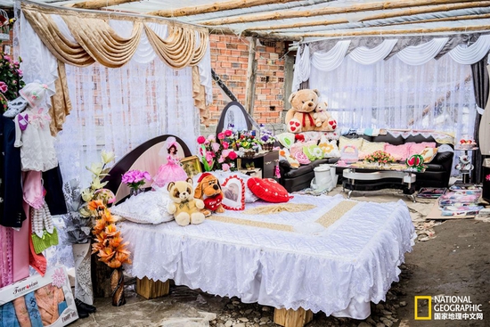 崭新的婚床 波马克新娘家的屋外，一张婚床正在等待它的主人。摄影：GUY MARTIN, NATIONAL GEOGRAPHIC
