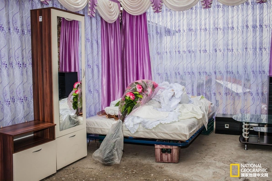 别样的套房 Salve Kiselova和Reihan Kiselov的婚礼次日，同样的“临时婚房”又搭建在新郎家的屋外。摄影：GUY MARTIN, NATIONAL GEOGRAPHIC