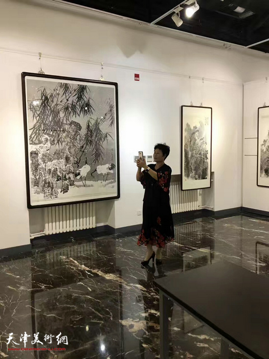 ，“天津日报美术馆馆藏书画展”布展完毕。